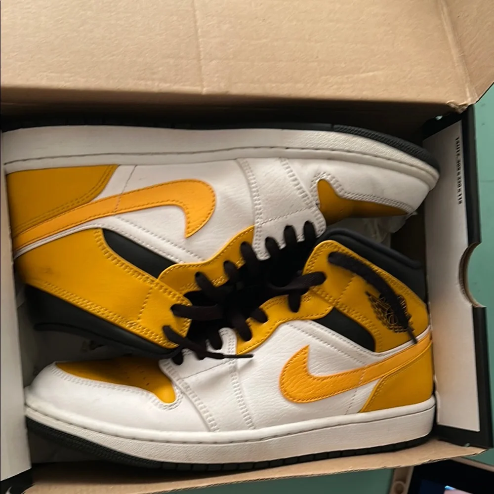 Air Jordan 1 Mid - White and Black - Picture 3 of 12